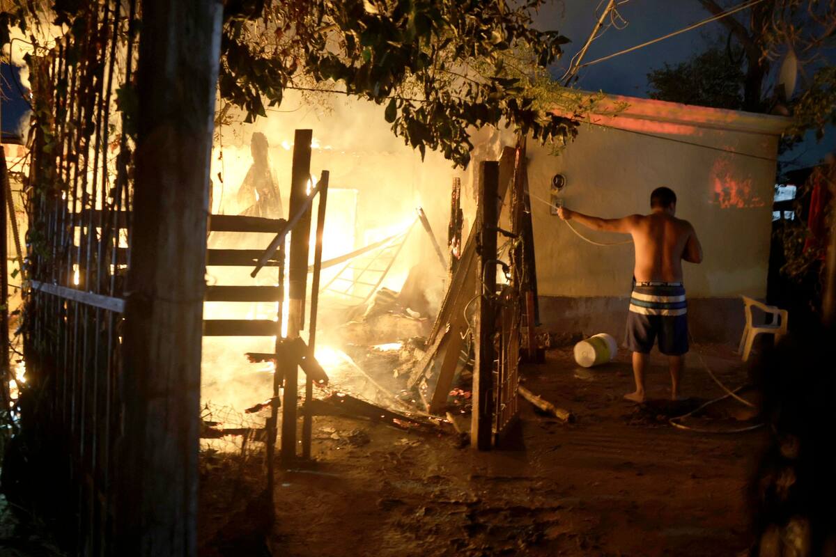 Durante la noche de este lunes vecinos y bomberos de Hermosillo trabajaron apagando el incendio de esta casa ubicada por la calle Aureliano Corral y Providencial en la col. Hacienda de la Flor. Foto: Teodoro Borbón