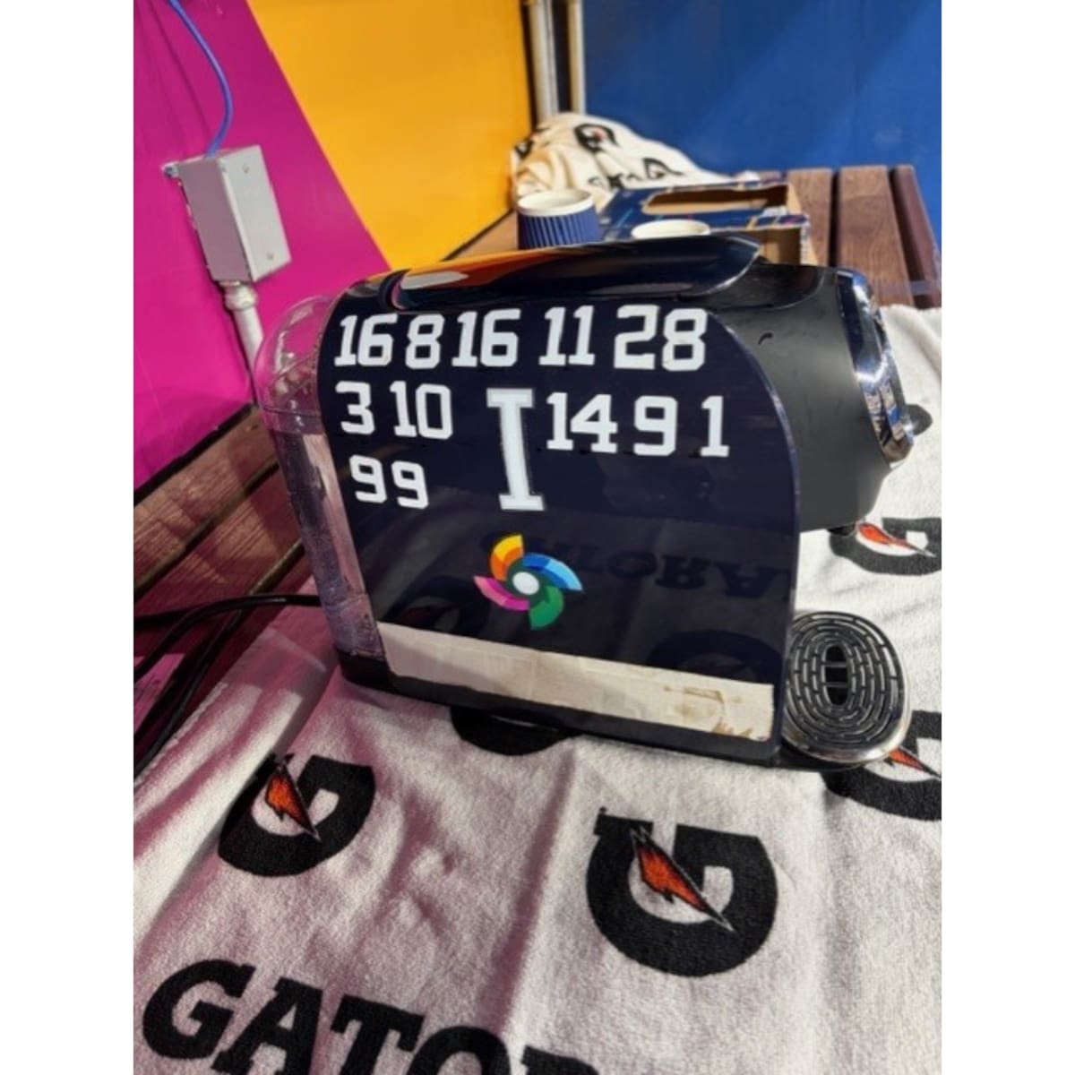 Los números pegados con tape, son los de los uniformes de los jugadores italianos que batearon jonrón durante el Clásico Mundial de Beisbol. (Foto: MLB Auctions)