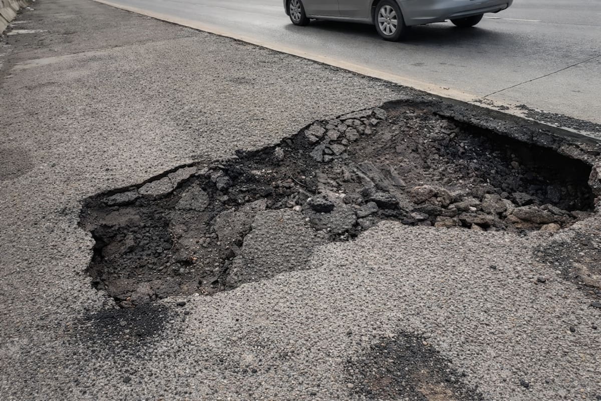 Contemplan nuevo cierre parcial en Vía Rápida Poniente tras socavón