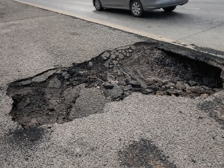 Contemplan nuevo cierre parcial en Vía Rápida Poniente tras socavón