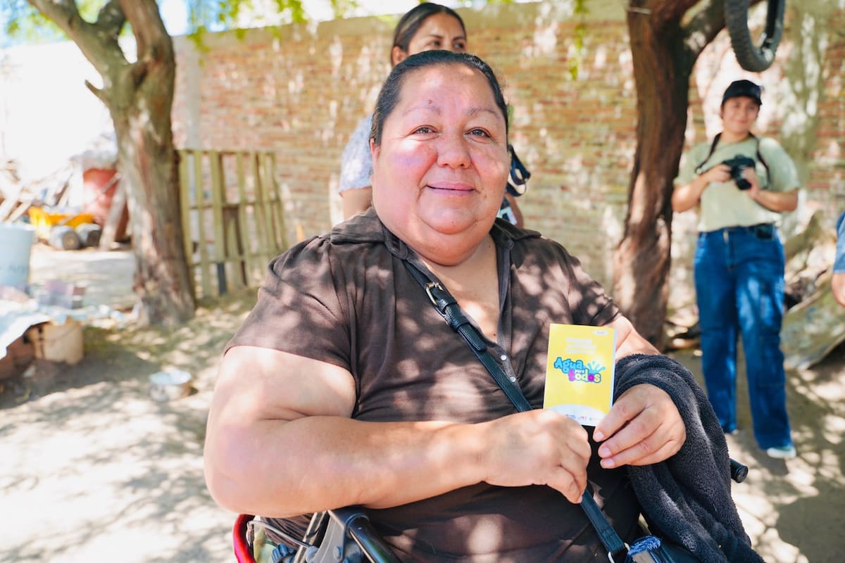 Llevan agua gratuita a familias de la colonia Topahue