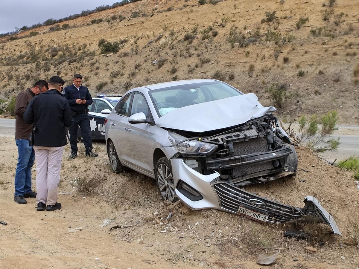 Un automóvil particular chocó contra una patrulla de la Policía Municipal sobre el bulevar 2000; el conductor resultó con lesiones menores y no requirió traslado hospitalario. Foto: Border Zoom