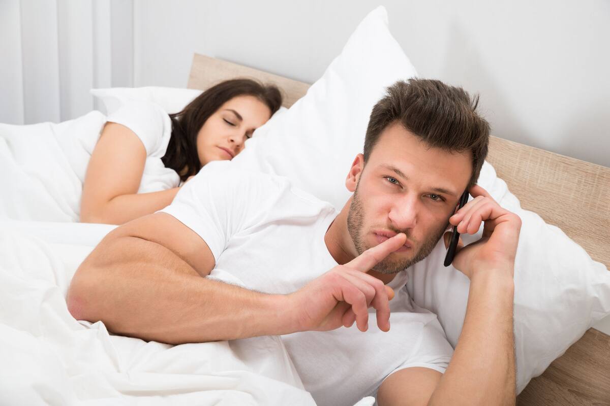 5 Señales de que tu pareja está interesado en tu amiga