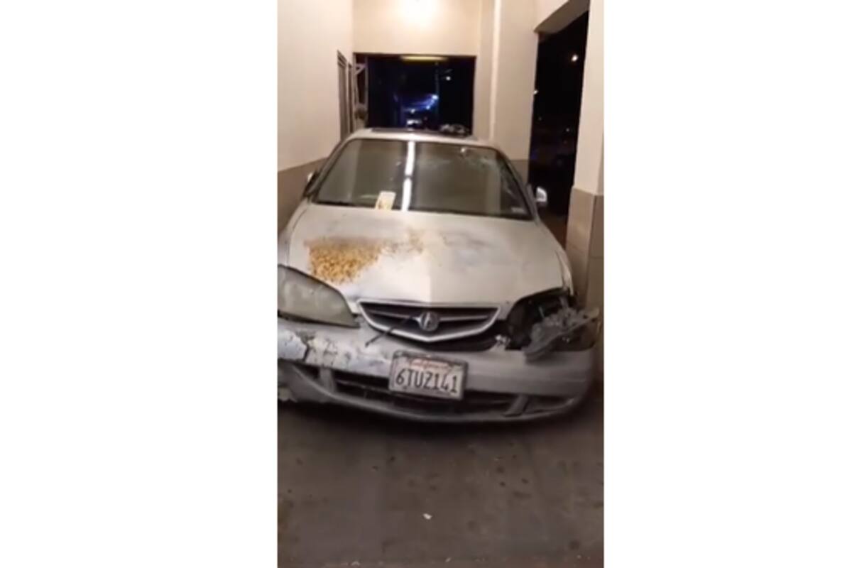Arremete en auto contra noctámbulos