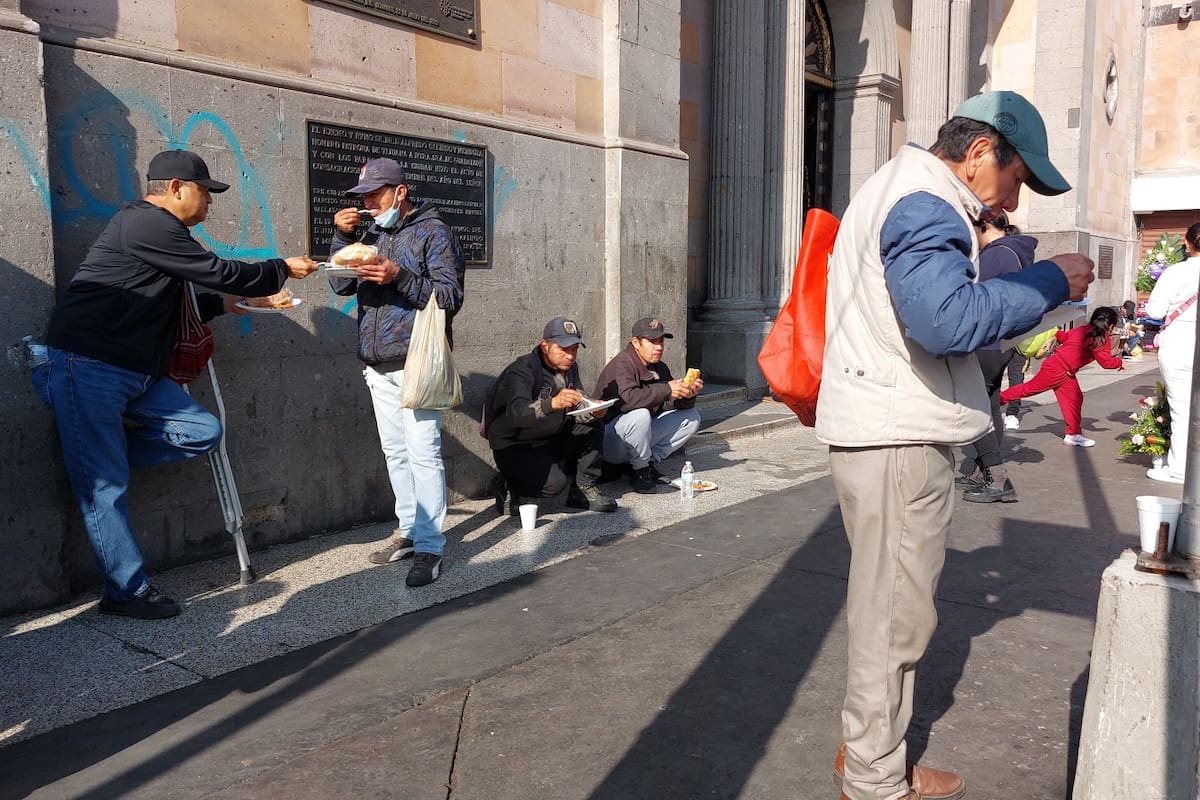 Jóvenes ayudan con alimentos a los más necesitados