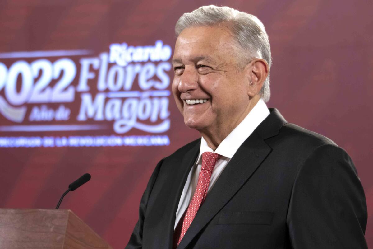 Promete AMLO atención médica y medicamentos gratuitos más tardar en año y medio
