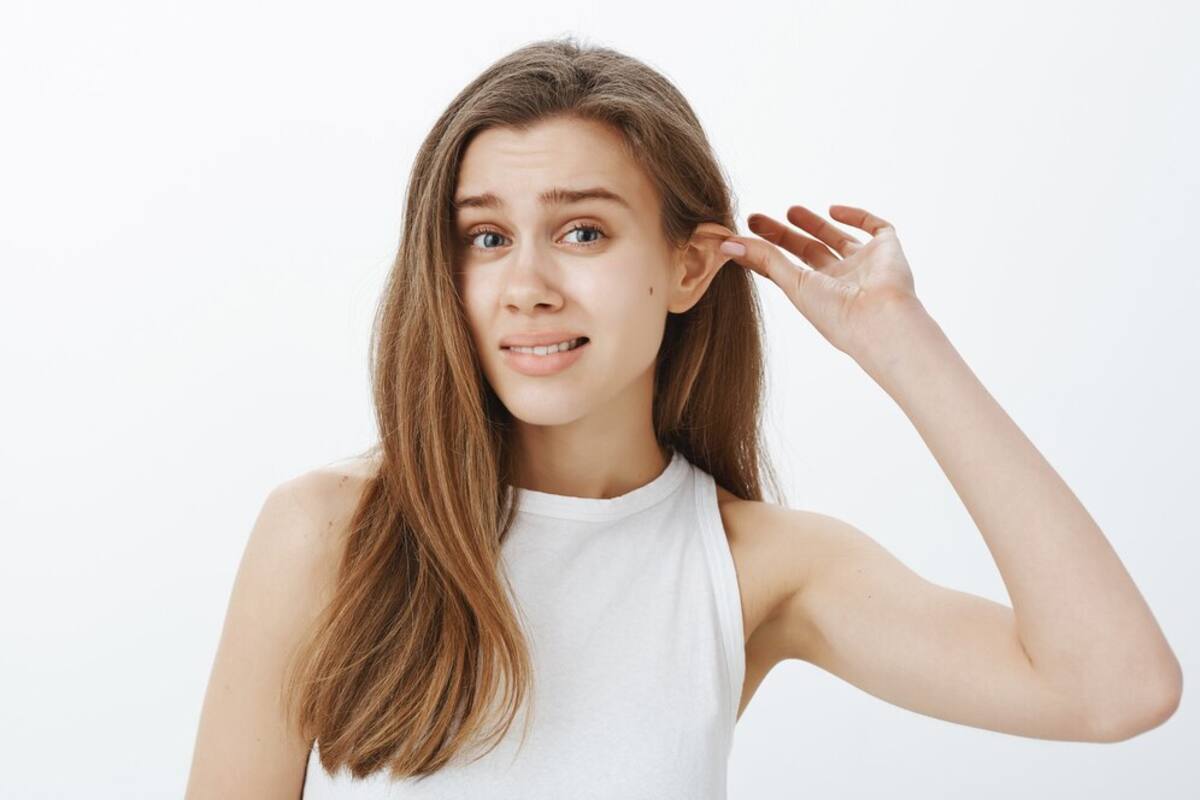El tinnitus es una afección común que puede causar molestias y, en algunos casos, interferir con el día a día, afectando el estado de ánimo y la capacidad para dormir bien o concentrarse. | Foto: freepik