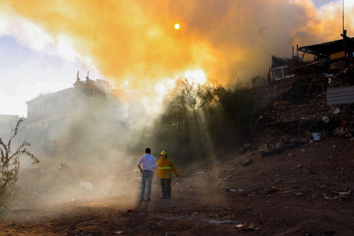 Entre la incertidumbre del peligro y la luz. Un incendio acabó con dos casas en la colonia Nueva Esperanza, frente a la Fiscalía General del Estado, sin que hubiera personas lesionadas. (Foto: Fernando Margueri)