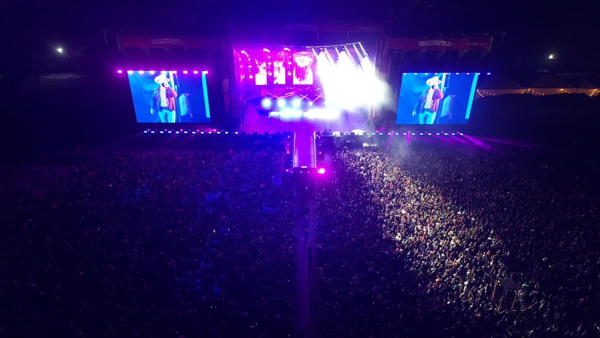 El sonorense inició su presentación con imágenes del desierto en las pantallas de la Monumental. Foto: Roberto Delgado