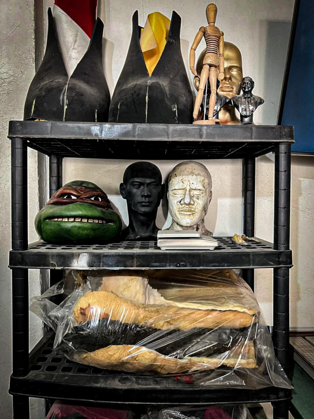 Desde un taller familiar en la colonia Pípila, la familia Cárdenas combina escultura, diseño digital e impresión 3D para fabricar máscaras, armas y piezas inspiradas en la cultura pop, trabajos que han llegado a distintos países. Foto: Leonardo González