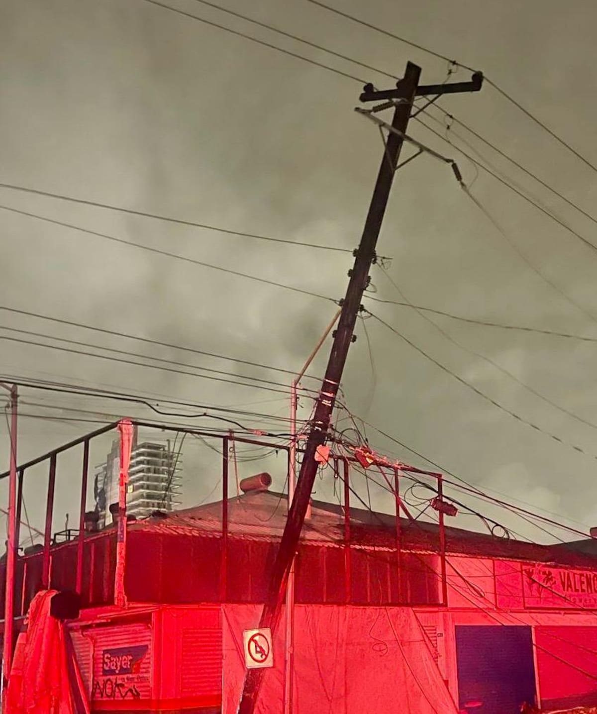 La Dirección de Protección Civil atendió y canalizó incidencias como cortocircuitos, cables colgando, explosiones de transformador, inundaciones y caídas de postes; se registró un acumulado de 7.8 milímetros, con saldo blanco hasta el momento. Foto: Cortesía