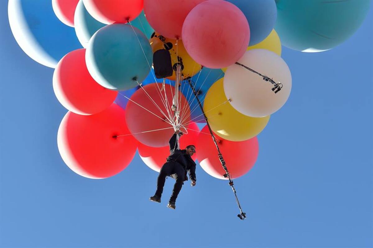 ¡Impresionante! David Blaine vuela a más de 7 mil 500 metros con un puñado de globos de colores