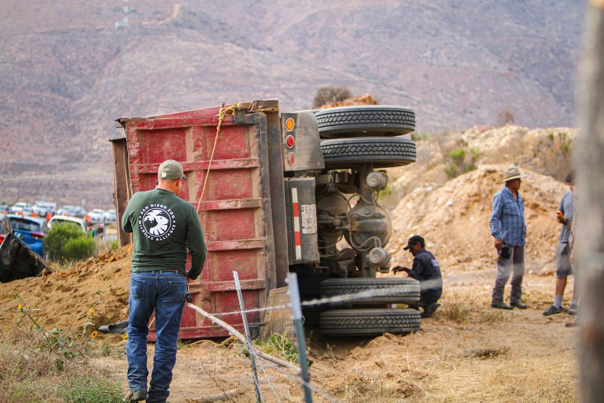 Un camión que transportaba tierra volcó sobre el bulevar 2000 rumbo a Otay. El conductor resultó ileso y autoridades investigan las causas del accidente. Foto: Border Zoom.