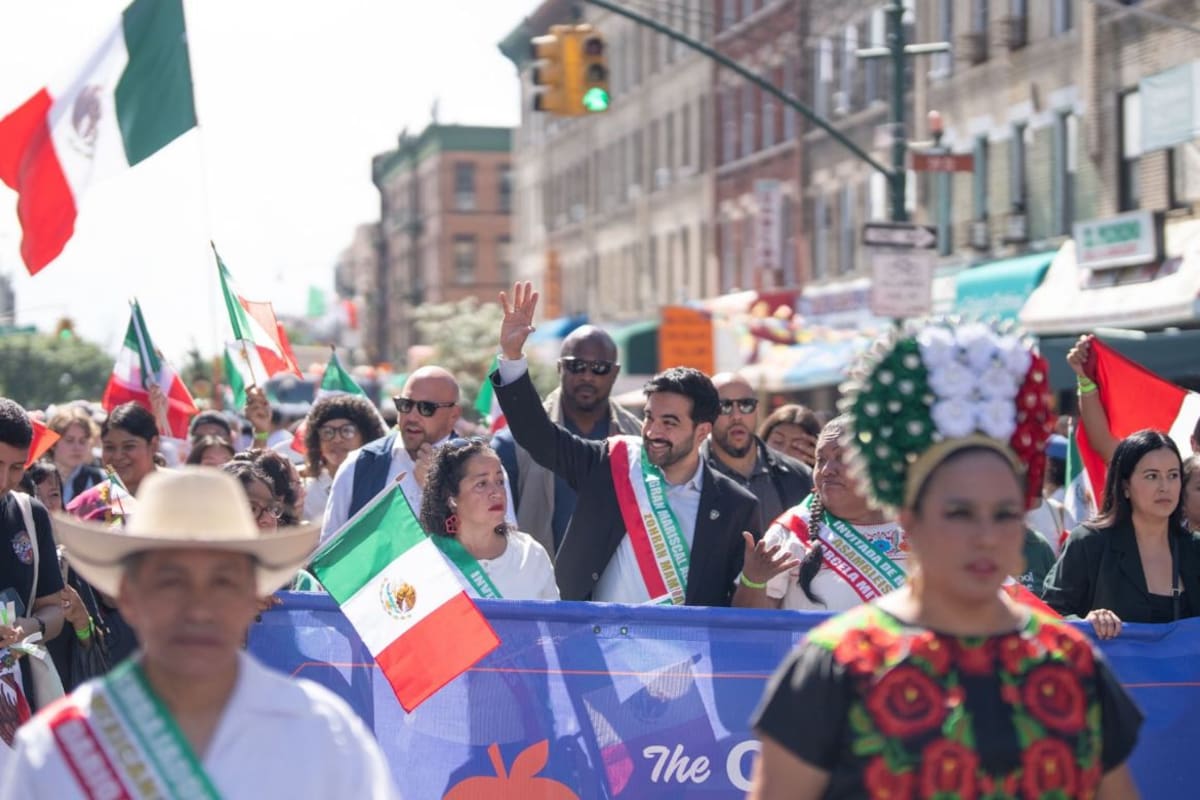 Zohran Mamdani se convierte en el primer alcalde de Nueva York en marchar en el Desfile del Día de la Independencia de México y recibe la banda de gran mariscal en Sunset Park