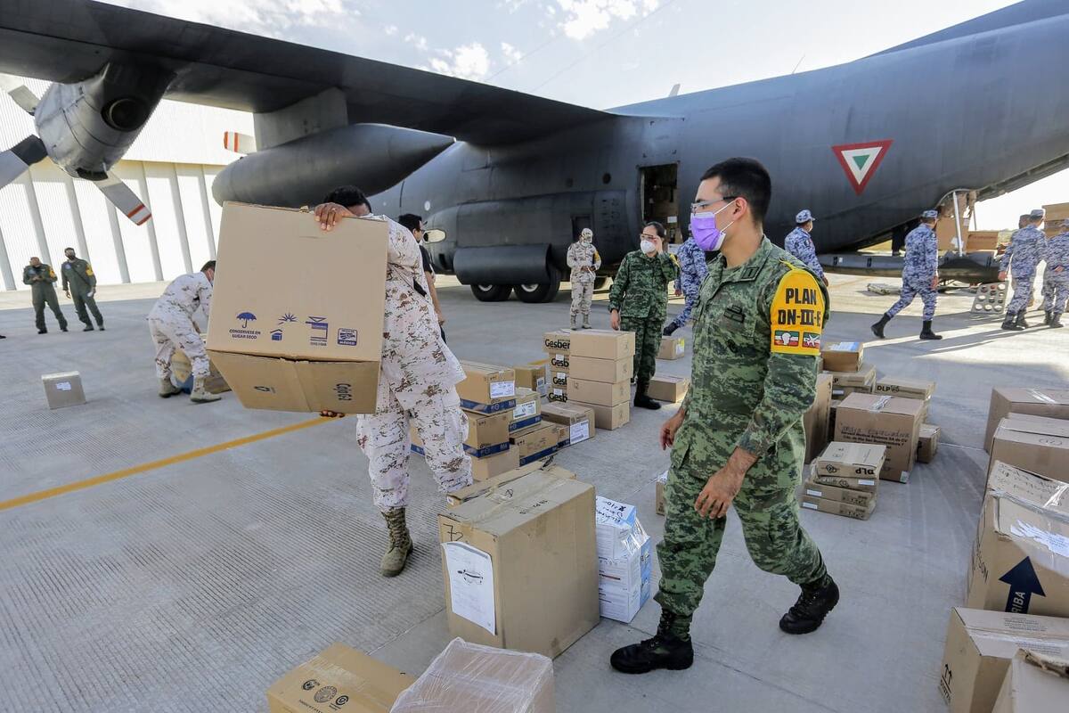 Llegan 7 toneladas de material para combatir pandemia en hospitales militares de Sonora