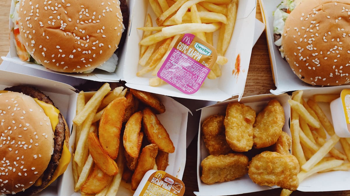 Los alimentos ultraprocesados están diseñados para estimular el placer y generar antojos difíciles de controlar, activando mecanismos cerebrales similares a los de las adicciones/Foto: Canva