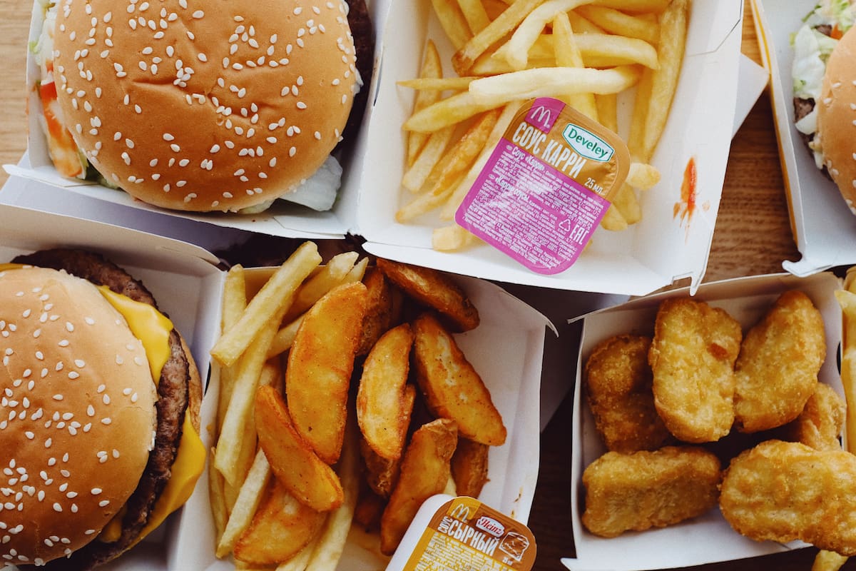 ¿Por qué el cerebro se obsesiona con la comida chatarra? Esto revelan los expertos