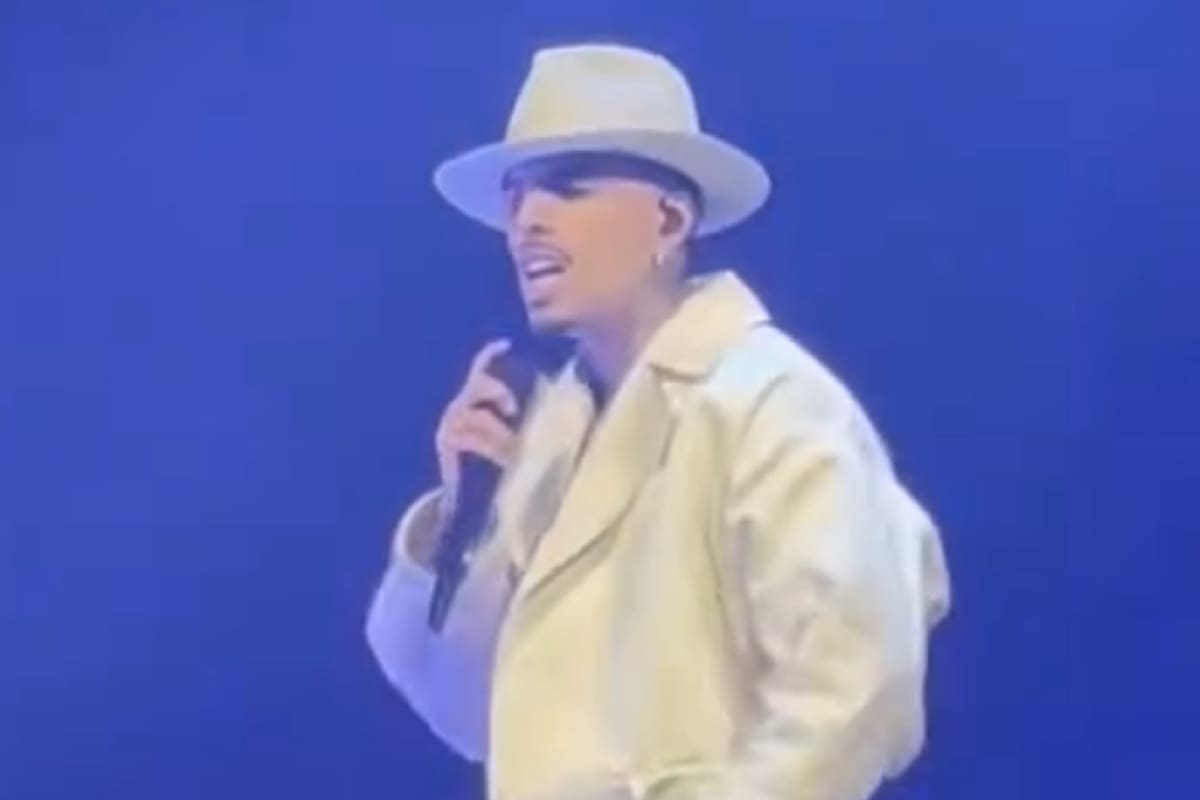 Rauw Alejandro sufre percance con su pantalón, pero sigue con todo el flow