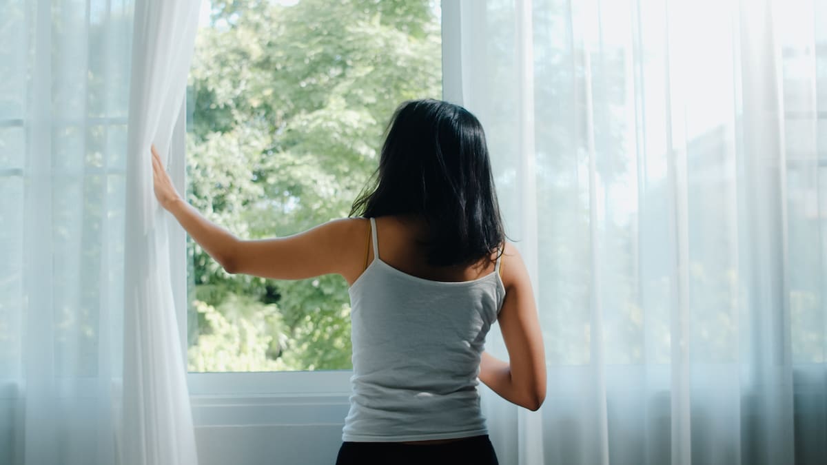 La recomendación técnica consiste en abrir las ventanas del dormitorio durante al menos 10 minutos antes de acostarse | Magnific