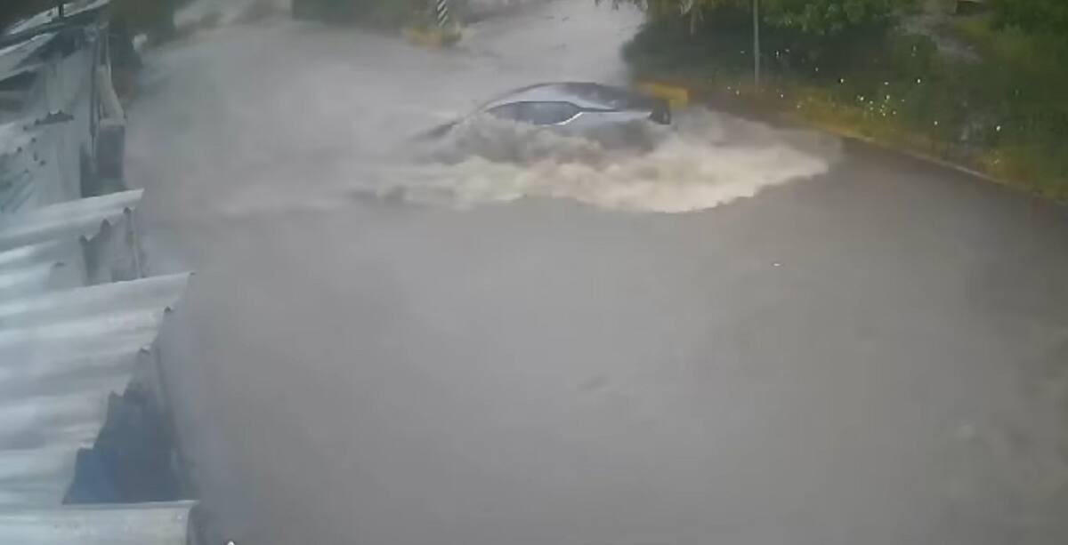 Un vehículo fue arrastrado por el agua.
