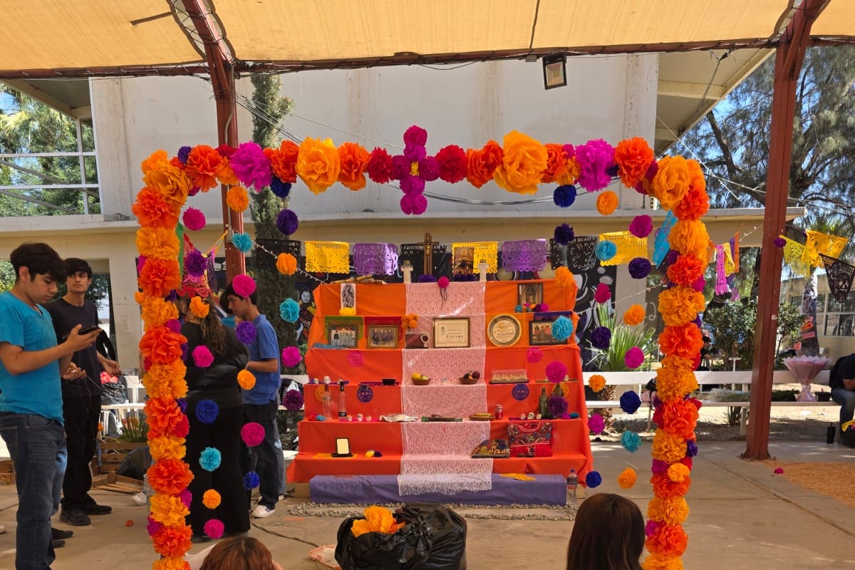 Altares de Muertos y tapetes de aserrín entre alumnos para rescatar las tradiciones mexicanas