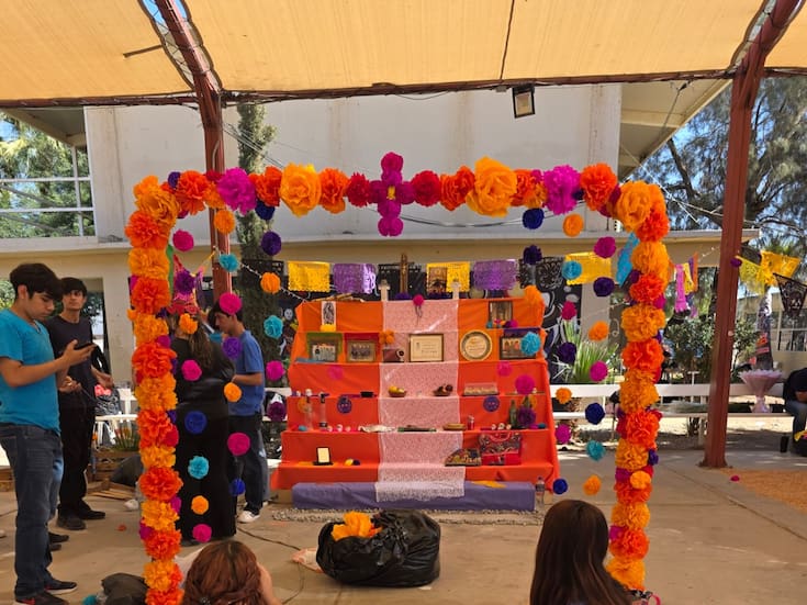 Altares de Muertos y tapetes de aserrín entre alumnos para rescatar las tradiciones mexicanas