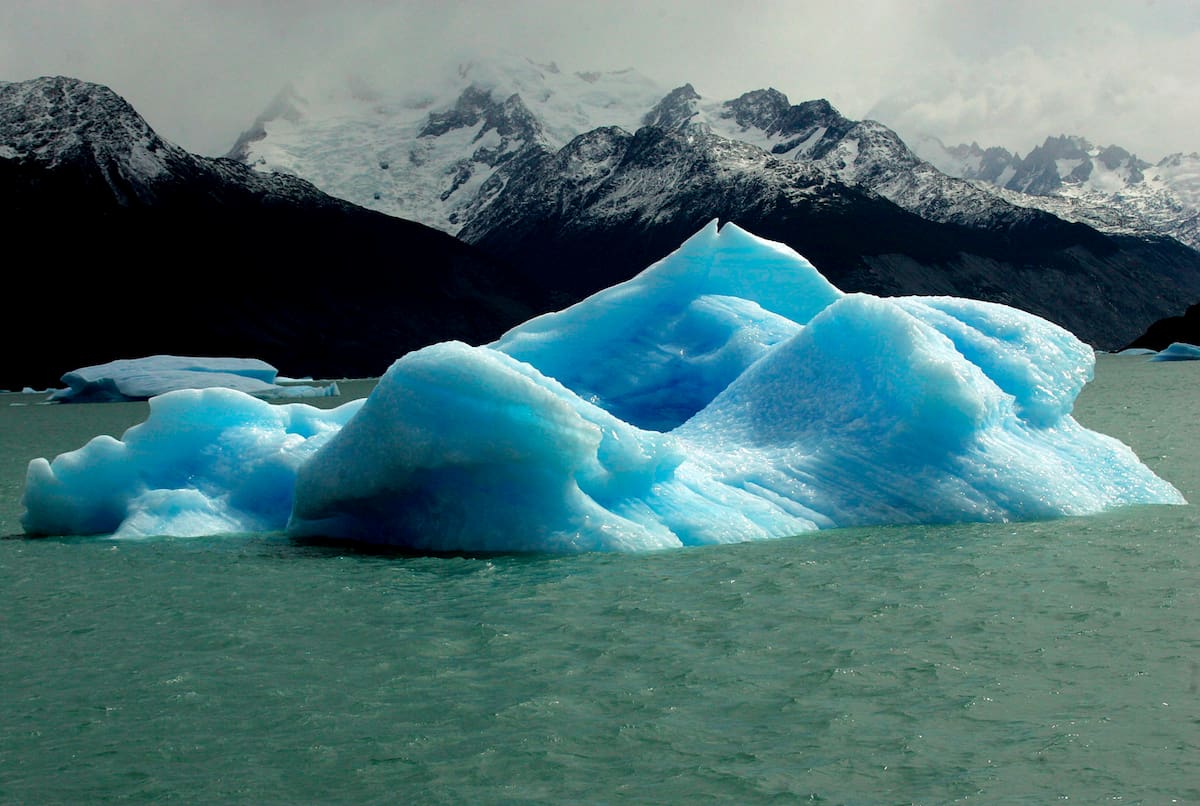 ARGENTINA-DIA MUNDIAL DEL AGUA:PER04.UPSALA (ARGENTINA).19/3/2007.-Un bloque de hielo del glaciar Upsala flota en las aguas del lago Argentino en la Patagonia, en esta fotografía tomada el 7 de marzo de 2007. Los científicos han advertido sobre la pérdida de glaciares en sudamérica, que ahora se encuentran en declive terminal debido al calentamiento global. Este fenómeno podría amenazar las reservas de agua de millones de personas en el plazo de varias décadas.Afrontar la escasez de agua es el tema del Día Mundial del Agua 2007 que se celebrará el 22 de marzo y será coordinado por la Organización de las Naciones Unidas para la Agricultura y la Alimentación (FAO). El tema de este año pretende destacar la creciente importancia de la escasez de agua a nivel mundial y la necesidad de una mayor integración y cooperación que permitan garantizar una gestión sostenible, eficiente y equitativa de los escasos recursos hídricos, tanto a escala local como internacional. EFE/ ARCHIVO/ORESTIS PANAGIOTOU