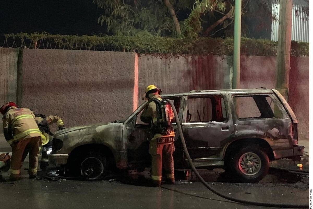 Policiaca Tijuana: Incendiados tres vehículos frente a restaurante de comida china