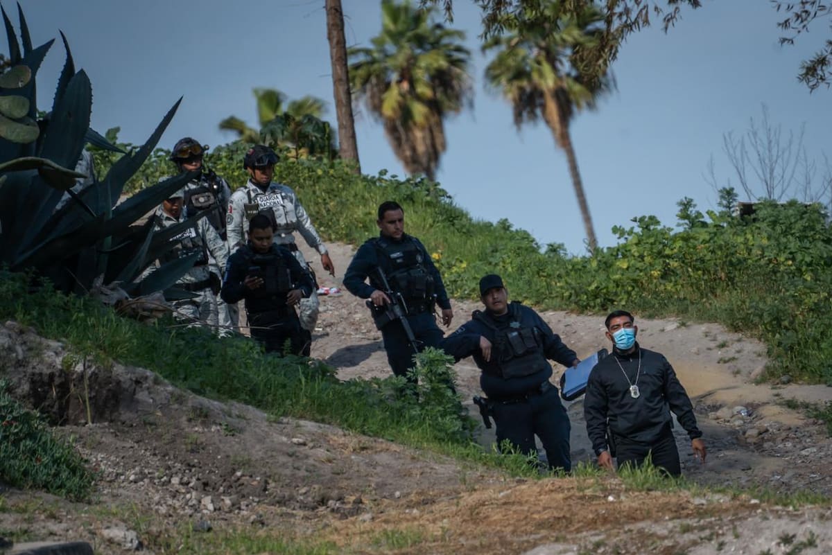 Los cuerpos sin vida, con huellas de violencia, de un hombre y una mujer fueron localizados en un camino vecinal ubicado sobre la calle Del Aguaje, en la colonia Internacional. Foto: Border Zoom