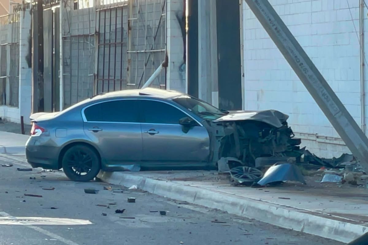 Accidente en El Papago: Infiniti choca contra dos postes por exceso de velocidad