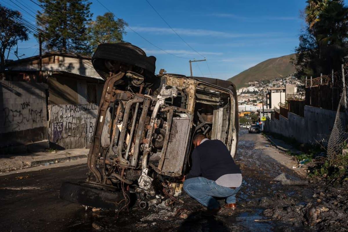 La unidad comenzó a incendiarse, bomberos lograron sofocar las llamas y no se reportaron personas lesionadas. Foto: Border Zoom
