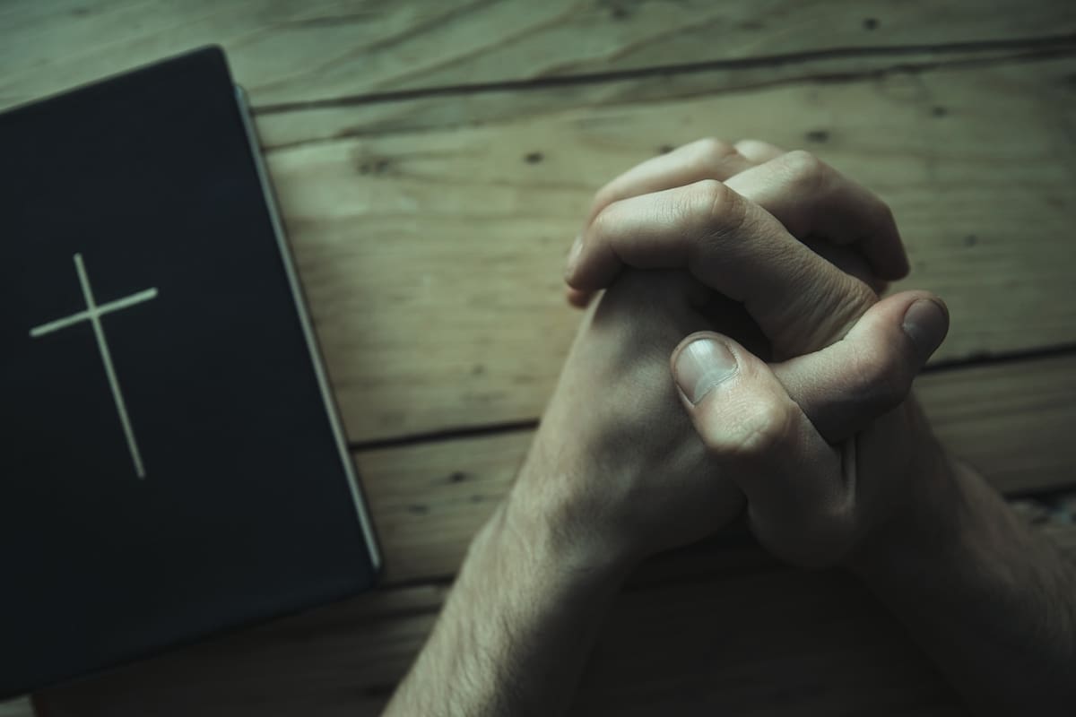 Rezar todas las noches podría estar afectando tu salud mental si lo haces de esta manera: ¿Qué dice la psicología sobre la oración?