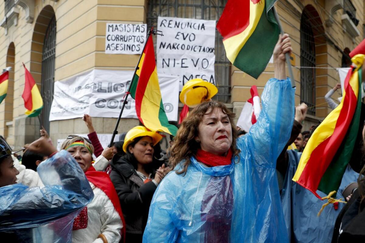 Miles festejan renuncia de Evo Morales en Bolivia