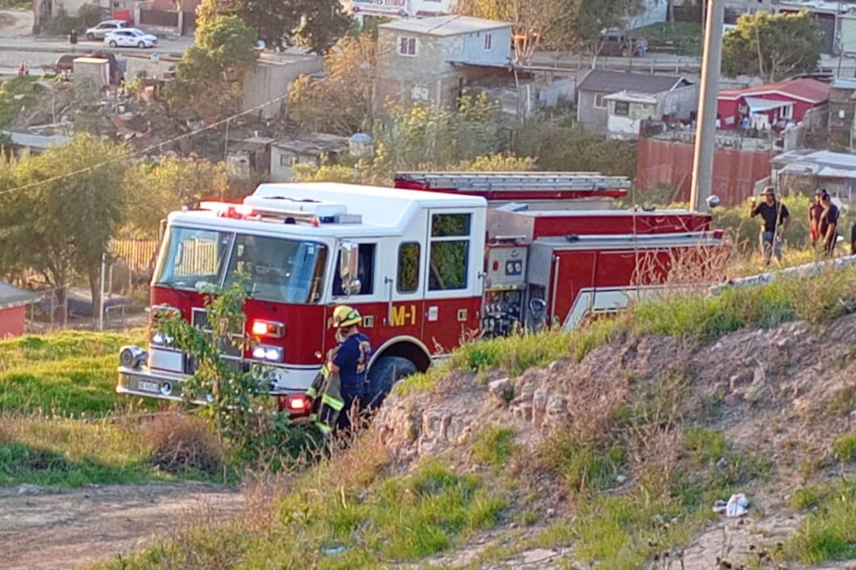 Incendio consume vivienda y vehículo en Rosarito; reportan solo daños materiales