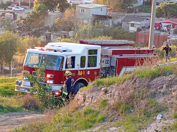 Incendio consume vivienda y vehículo en Rosarito; reportan solo daños materiales