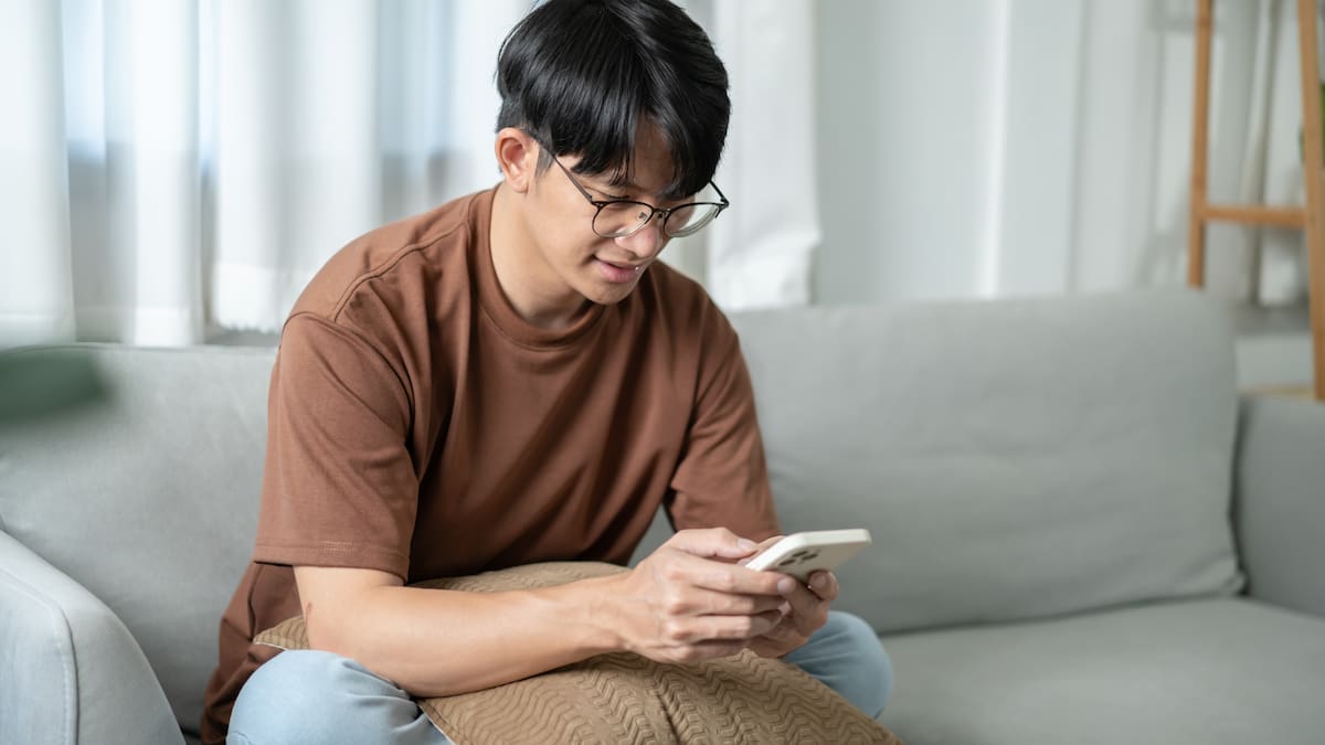 Un estudio publicado en Jama Network Open encontró que una semana sin redes sociales puede mejorar síntomas de depresión, ansiedad e insomnio en adultos jóvenes/Foto: Canva