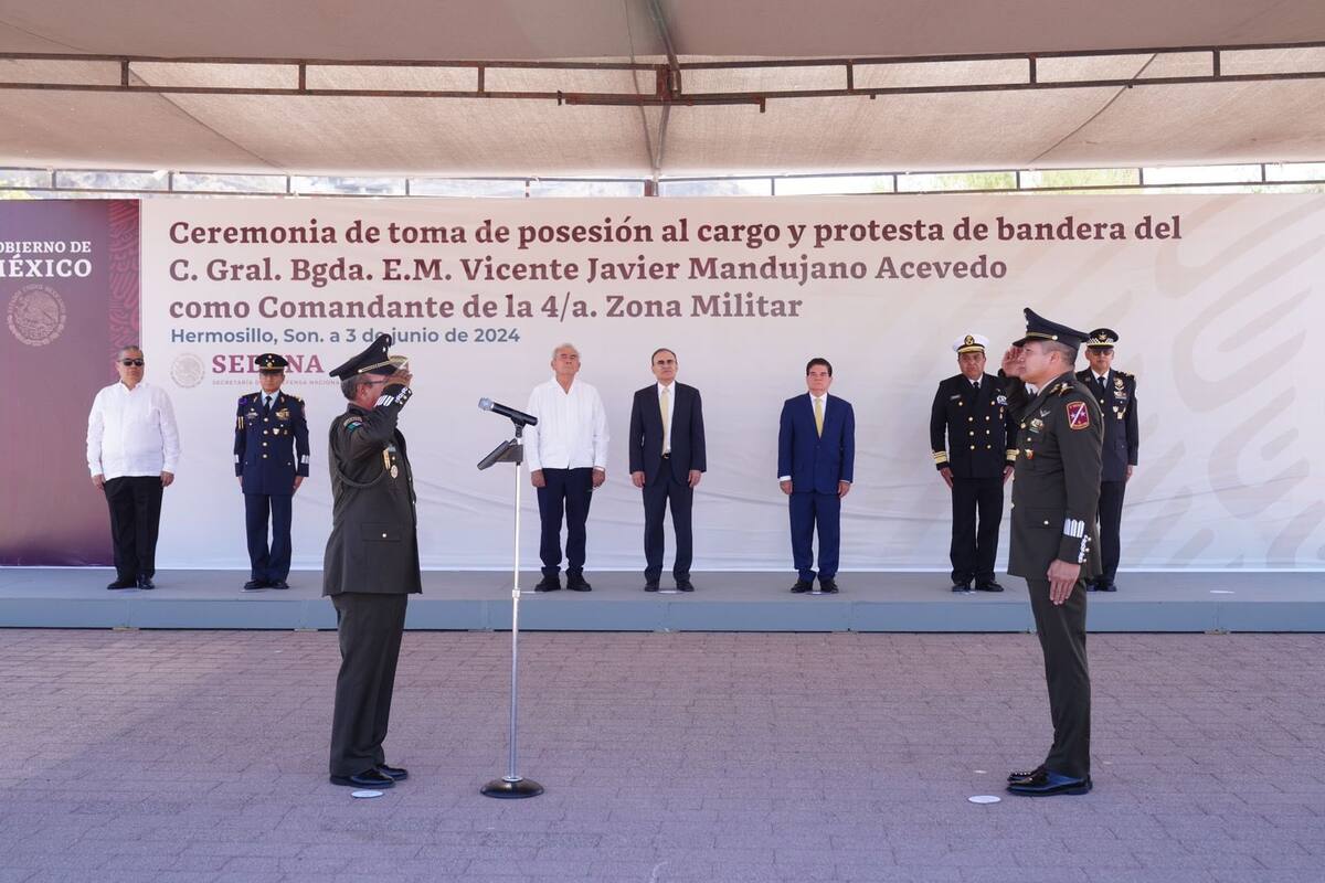 El gobernador Alfonso Durazo encabezó la toma de protesta de Vicente Javier Mandujano Acevedo, como comandante de la Cuarta Zona Militar. FOTO: ESPECIAL