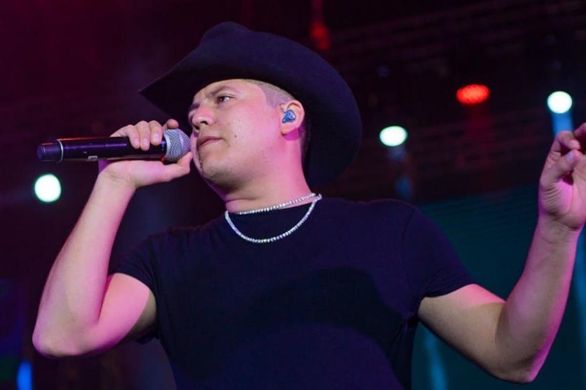 Fanática rechaza a Remmy Valenzuela en pleno concierto