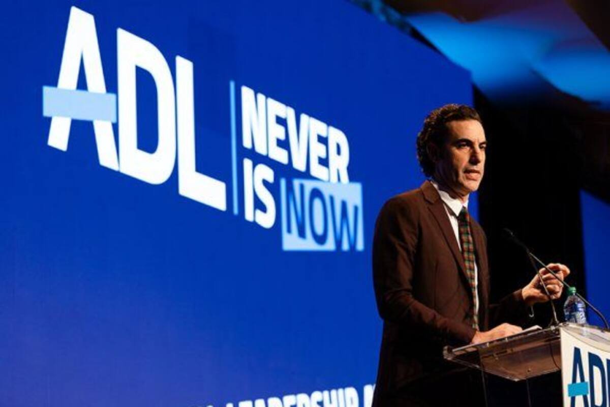 Hitler podría haber comprado anuncios políticos en Facebook: Sacha Baron Cohen