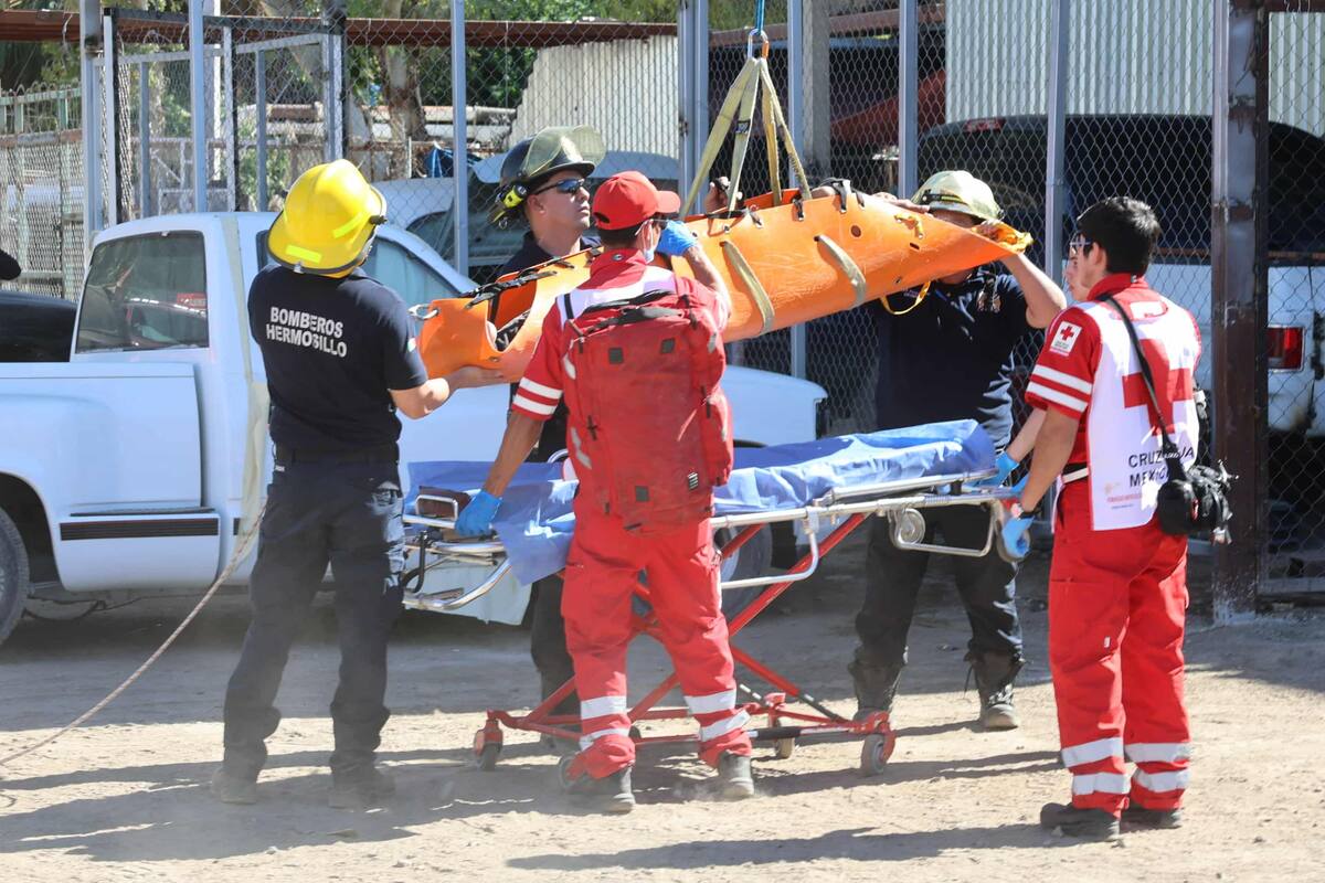 Bomberos rescatan a hombre tras sufrir una descarga eléctrica.