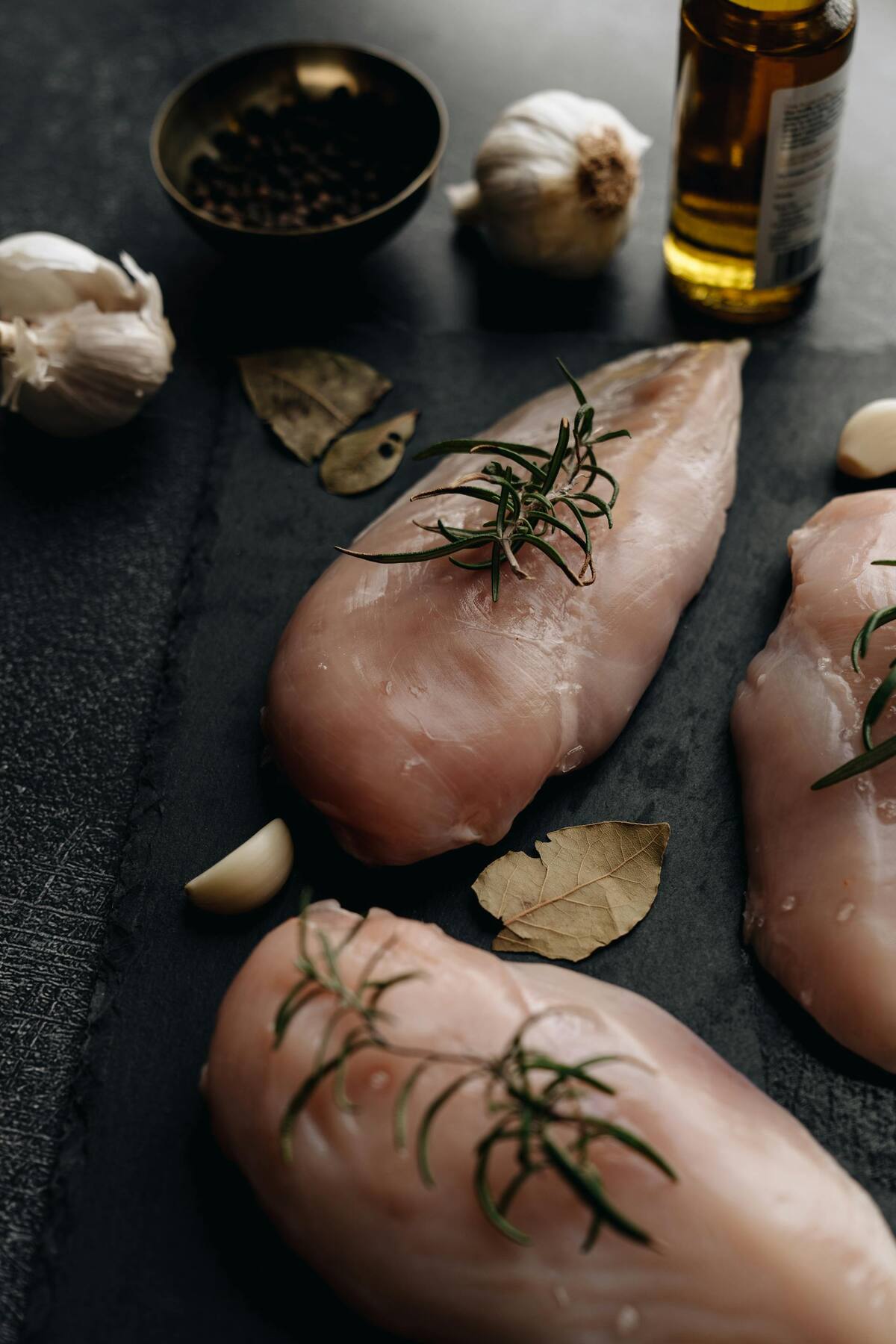 El consumo regular de carne de pollo puede ser beneficioso para aumentar los niveles de hierro en el cuerpo. FOTO: PEXELS