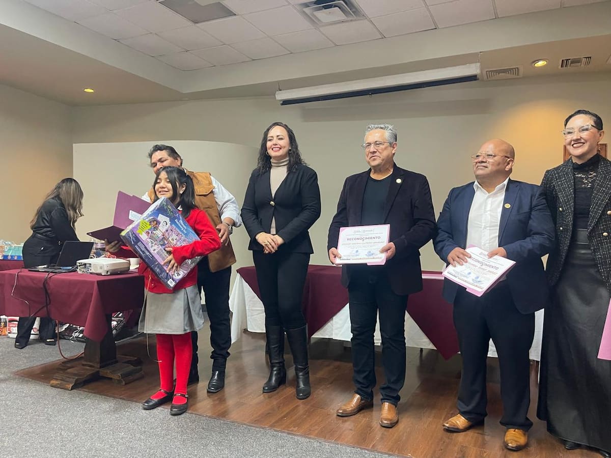 30 niñas y niños con capacidades diferentes participaron en la Feria del Dibujo Soy Incluyente y recibieron un reconocimiento. Foto: Carmen Gutierrez