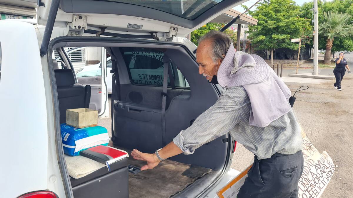 El señor Luis Alfonso ha adaptado su camioneta para que las personas
puedan subir la silla de ruedas o andadera. FOTO: JULIÁN ORTEGA