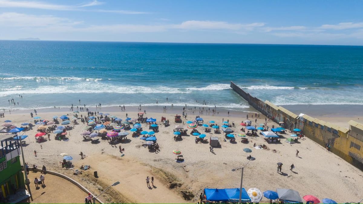 Cientos de tijuanenses acudieron al malecón de Playas de Tijuana para aprovechar el cierre del periodo vacacional de Semana Santa, en un ambiente cálido y de calma.