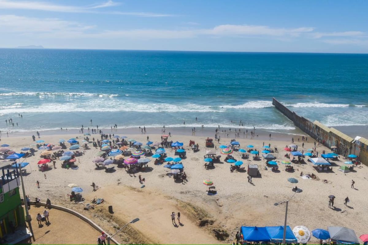 Cientos acuden a Playas de Tijuana en cierre de Semana Santa