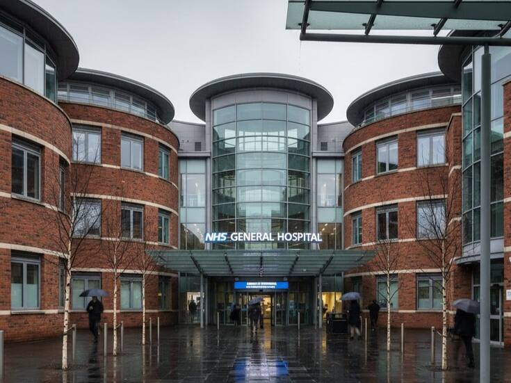 Reino Unido investiga a médico por presuntas agresiones sexuales contra 38 pacientes en hospitales, incluidos menores de edad, preparan proceso judicial