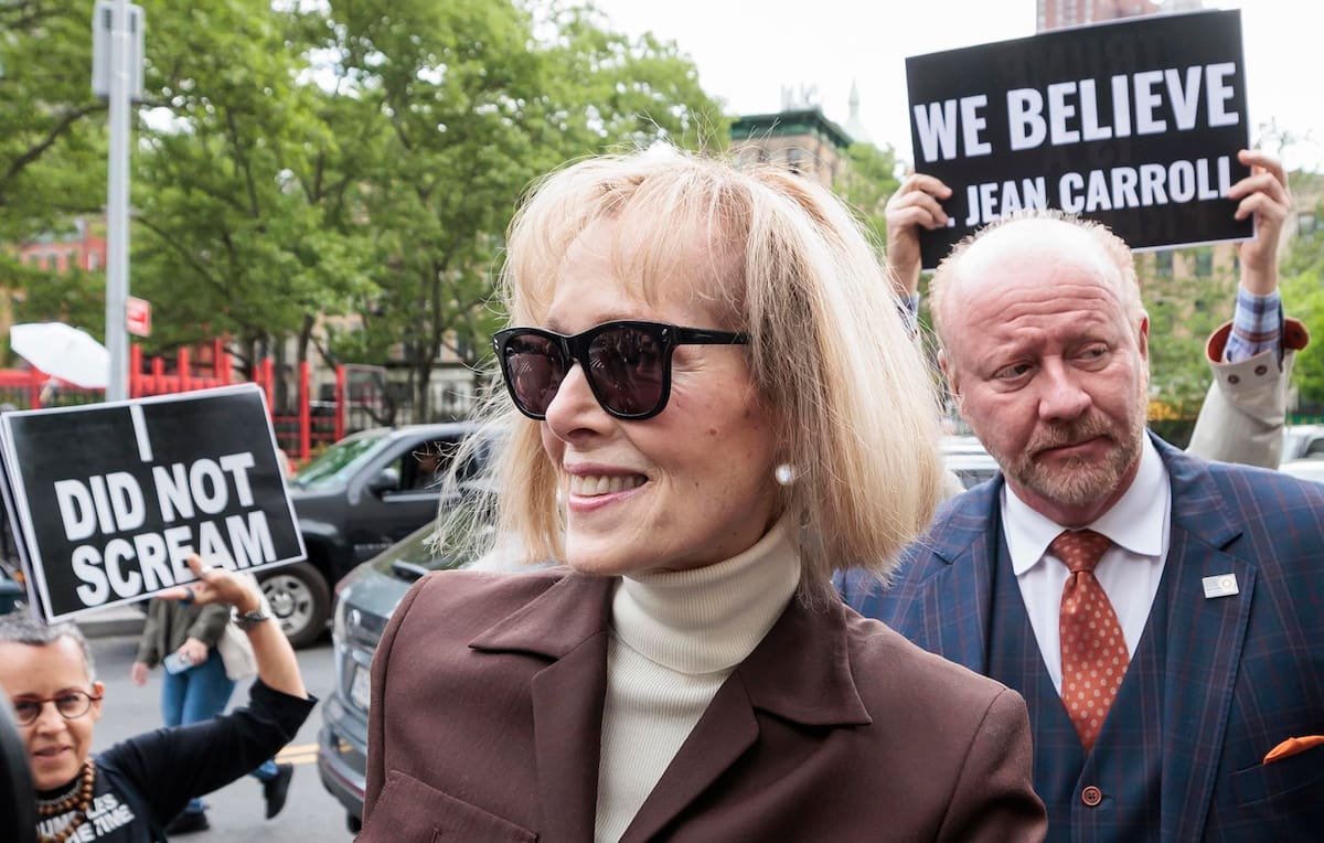 E. Jean Carroll (c) llega a un tribunal federal. EFE/EPA/JUSTIN LANE