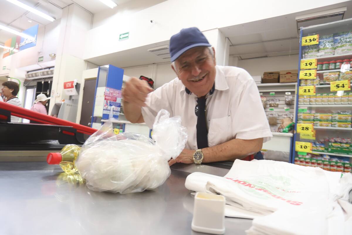 "Me gusta trabajar", dice feliz don Luis Buitrón