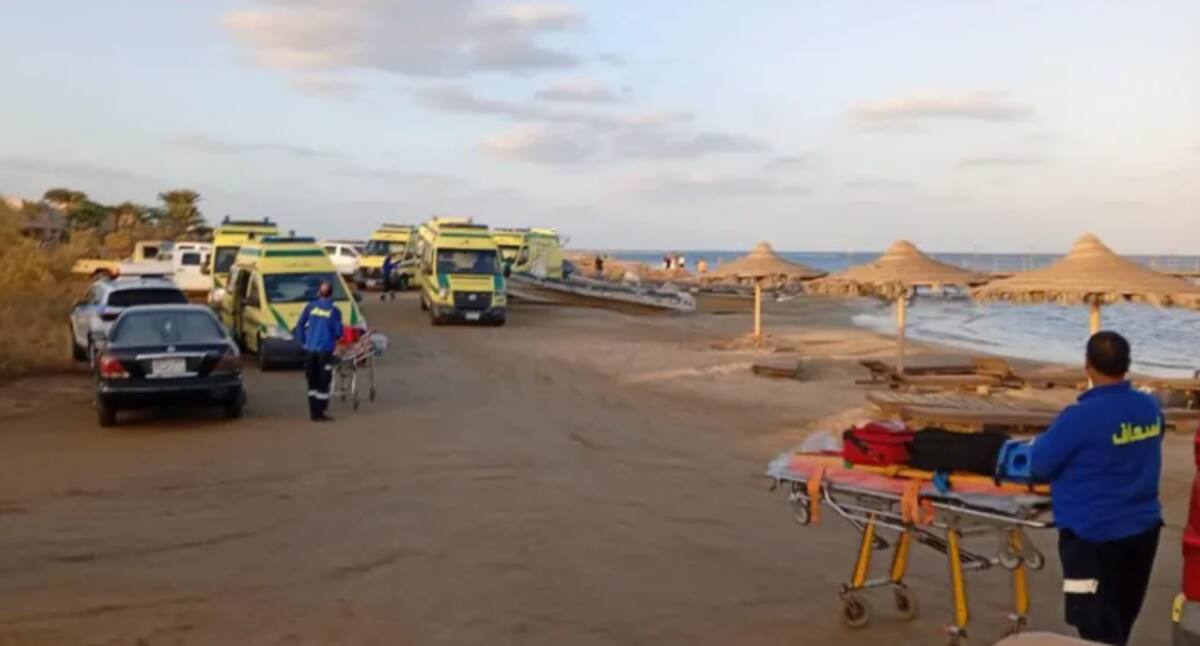 Los médicos esperan cerca del lugar mientras continúan los esfuerzos de búsqueda./ Agencia de Protección Ambiental.