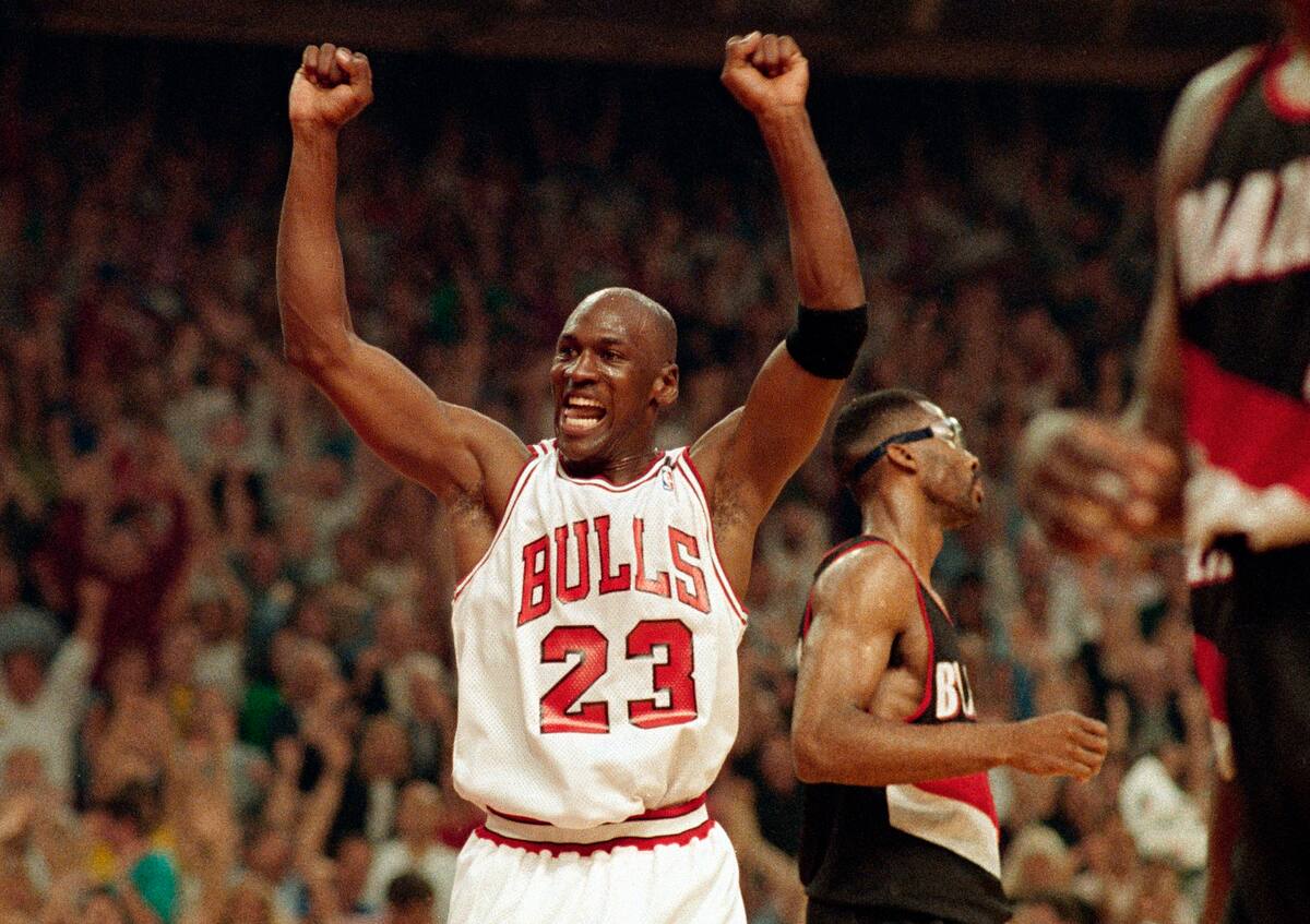 ARCHIVO - En esta foto del 14 de junio de 1992, Michael Jordan festeja una victoria de los Bulls de Chicago.(AP Foto/John Swart, File)